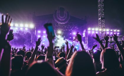 Konserde Biriyle Tanışmak: Adım Adım Sohbet Başlatma Yolları