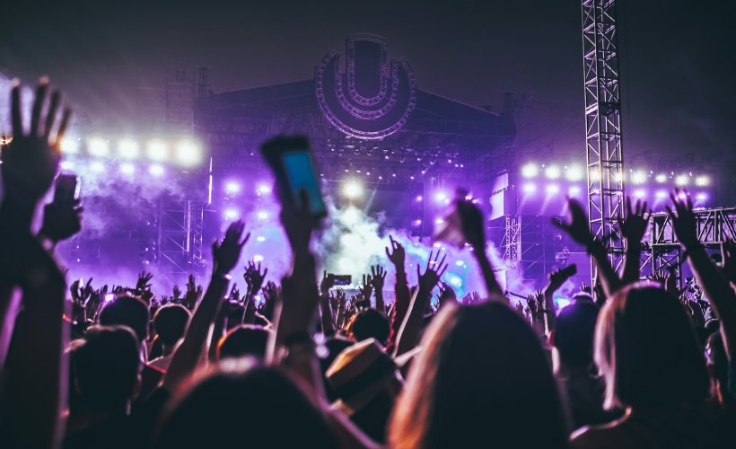 Konserde Biriyle Tanışmak: Adım Adım Sohbet Başlatma Yolları
